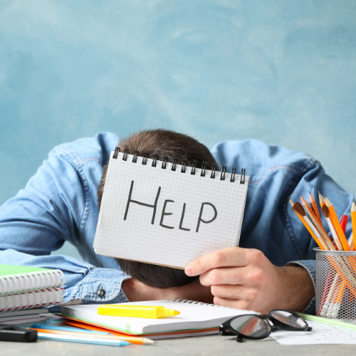 Étudiant fatigué par les cas pratiques