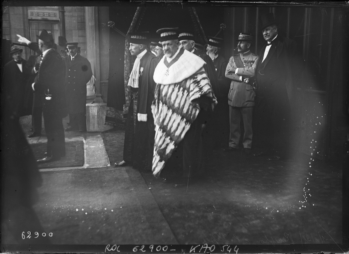 Magistrats de la Cour de cassation en robe et manteau d'hermine reçus à l'Élysée le 1er janvier 1921